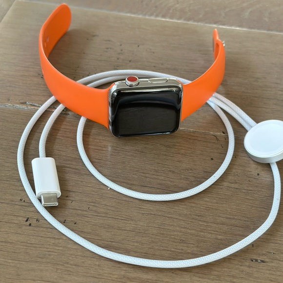 Apple Hermès Series 3, 42MM - Picture 6 of 7